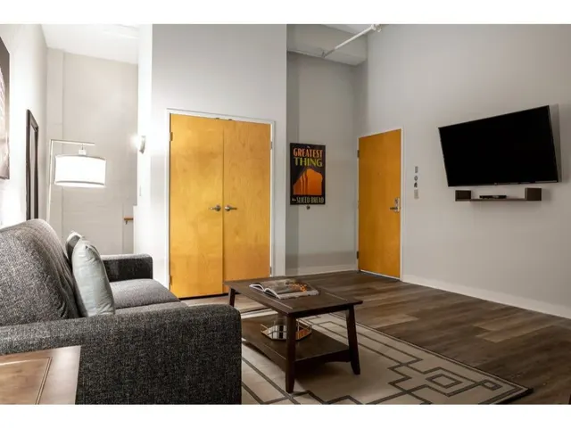 50 N Illinois St #512