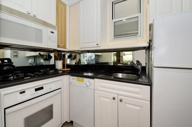 10th Avenue 692
