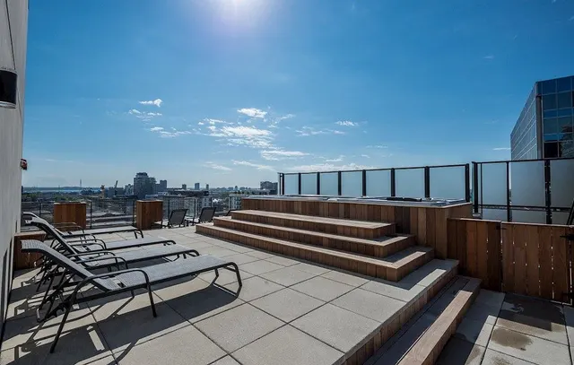 464 Saint Henri, Montreal H3C 0N7, CA 46