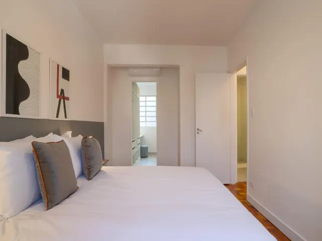 Rua Joaquim Floriano 856