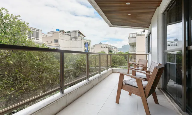 Rua Nascimento Silva 300
