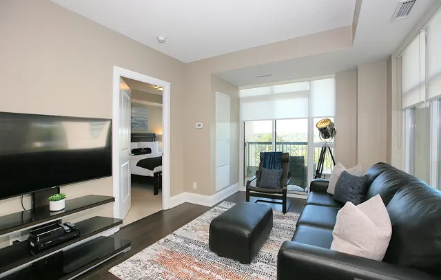 1 1 Old Mill Drive, Toronto M6S 0A1, CA i Toronto, Canada