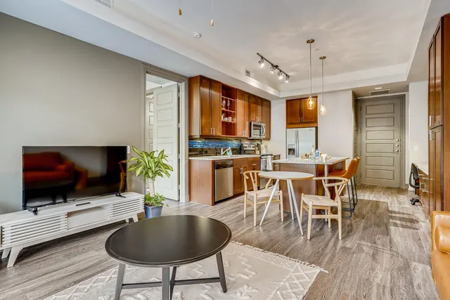 3201 Esperanza Crossing