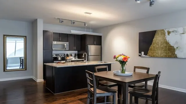 411 N Akard St #402