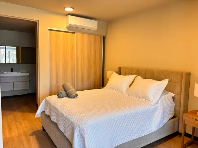 BEE SUITES SANTA ANA