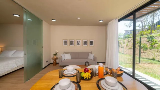 BEE SUITES SANTA ANA