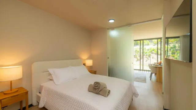 BEE SUITES SANTA ANA