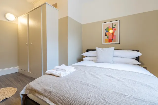 1 bedroom apartment · sleeps 4 · 1 bath