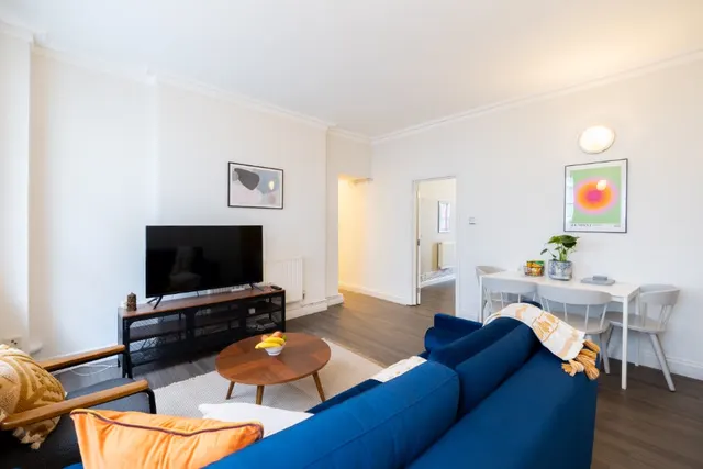 1 bedroom apartment · sleeps 4 · 1 bath (2)