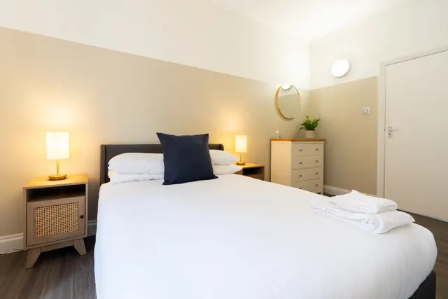1 bedroom apartment · sleeps 4 · 1 bath (2)