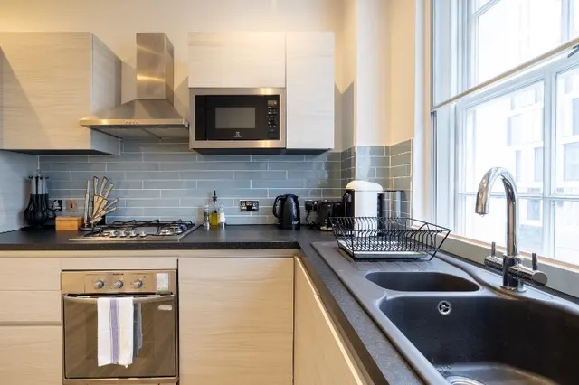 1 bedroom apartment · sleeps 4 · 1 bath (2)