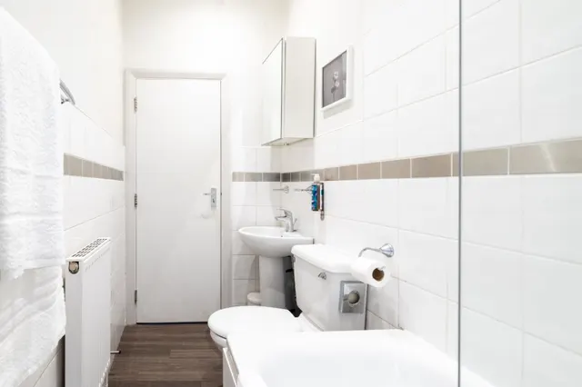 1 bedroom apartment · sleeps 4 · 1 bath (2)