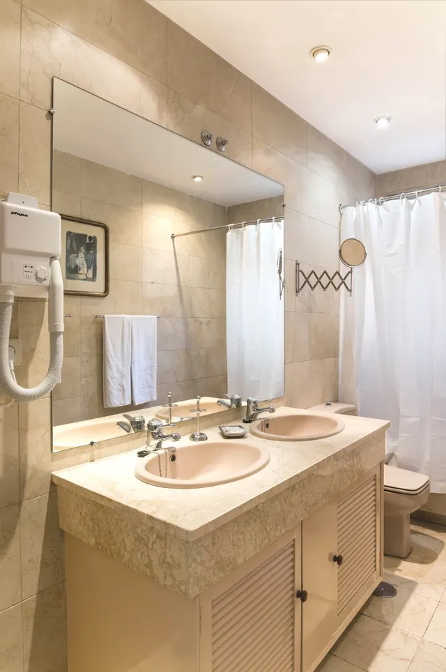 2 bedroom apartment · sleeps 4