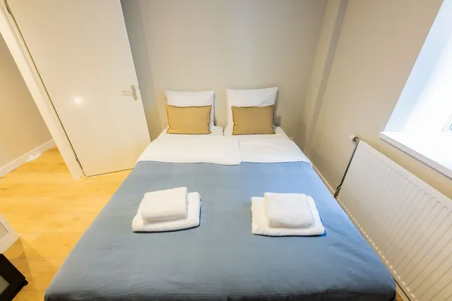 3 bedroom apartment · sleeps 6 (2)