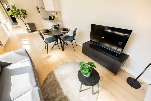 2 bedroom apartment · sleeps 4 (2)